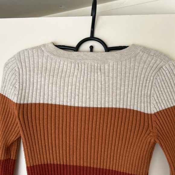 Cropped ribbed tri-colored long sleeve. Oatmeal/pumpkin/brick IRL great for fall - Picture 3 of 3